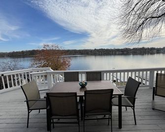 Lakefront, family/dog friendly, paddle board, kayak, views in every room - Decatur - Balcony