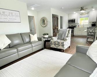 Quaint 2 bedroom cottage at Bass Lake-paddle boards, kayaks, private ramp, bikes - Knox - Living room