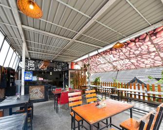 OYO 1074 Homestay Rumah Puti - Painan - Restaurant