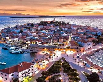 Family Apartments & Rooms Mikelin - Primosten