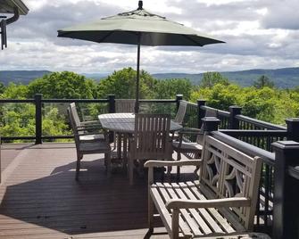 Adirondack cabin w/ large deck & outdoor grill - Hague - Balcony