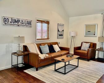 This House Got Rizz - Recently Renovated Lake Thompson Canal Home - Howell - Wohnzimmer