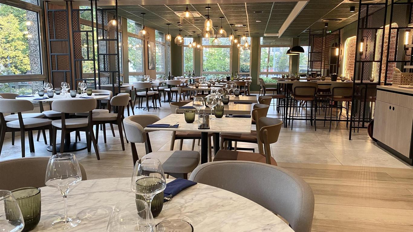 كامبانيل ليون سنتر - جير بار ديو