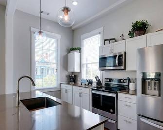 111 Waldburg street Beautifully Renovated Historic 5 bedroom 5 bath - Savannah - Cocina