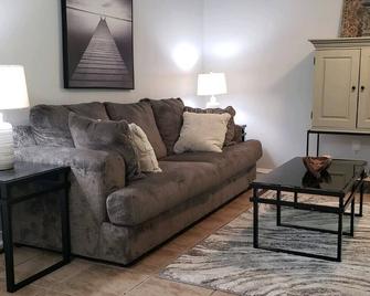 Clean, Spacious, 3br 2ba, Handicap Access - Moss Point - Living room
