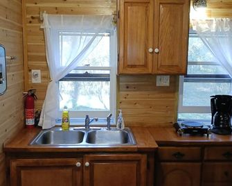 'Ulysses' tiny cabin on the creek at Waldbaden - Athens - Kitchen