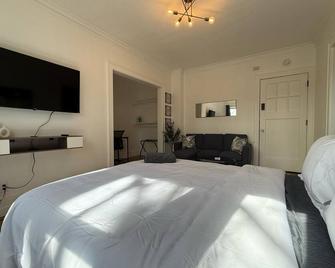 Highfalls Studio Retreattv Kitchen Rochester D - Rochester - Bedroom