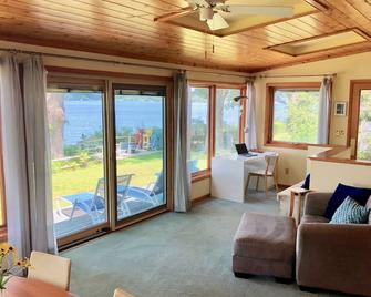 Saratoga Lake Life - Right on the LAKE with private Dock - Saratoga Springs - Living room