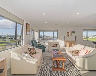 Pauanui Hangar Retreat - Pauanui Holiday Home - Pauanui Beach - Living room