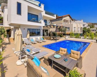 Villa Greenwich stunning 4 bed villa in central yet peaceful location sea views - Kalkan - Pool