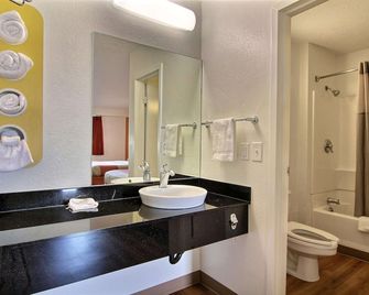 Motel 6 Cleveland - Middleburg Heights - Middleburg Heights - Bathroom