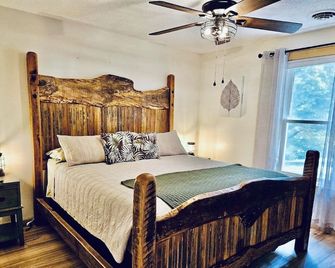 Hot Tub. Firepit. Game Room. Pet Friendly. 11 Acre Retreat. - Edmond - Schlafzimmer