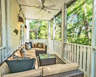 Live oak views from this 3 bedroom cottage; 2 golf carts and peaceful screened in porch - Bald Head Island - Balcony
