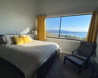 Lakeview Winni Condo with Kitchenette Weirs Beach - Laconia - Bedroom