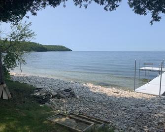 Waterfront vacation home on Garrett Bay with private dock (summer season) - Ellison Bay - Beach