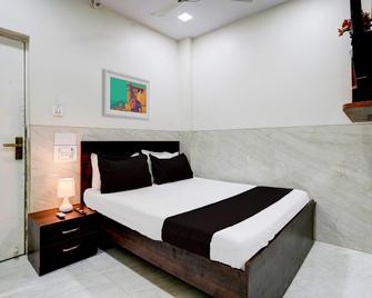 Spot On R K Lodging Boarding - Mumbai - Bedroom