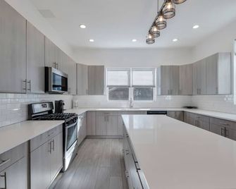 Paradise Cove - Long Beach - Kitchen