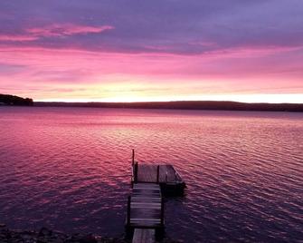 Wallenpaupack Lakefront Cabin, Amazing Sunsets, Seasonal Dock, Private Setting - Hawley - Outdoors view
