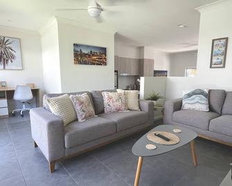 Stylish, modern townhouse with communal pool! - North Lakes - Living room