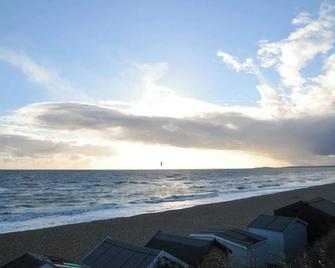 Streamside Holiday Lodge - Lymington - Beach