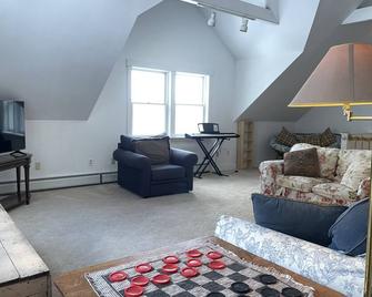 Yellow House on the Hill, 21 Acres, Views, Woodstock Getaway, Dog-friendly - Woodstock - Living room