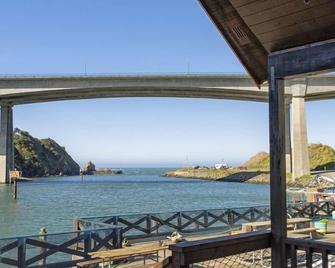 Harbor Watch - World class views of the Pacific ocean and a short walk to the Noyo beach - Fort Bragg