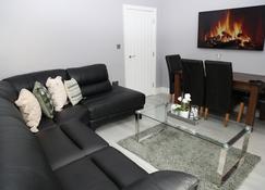 Homely 1-Bed Apartment in Birmingham - Birmingham - Living room