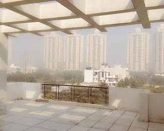 Homestay For Business Traveller And Medi Tourismbrbr - Noida - Balcony