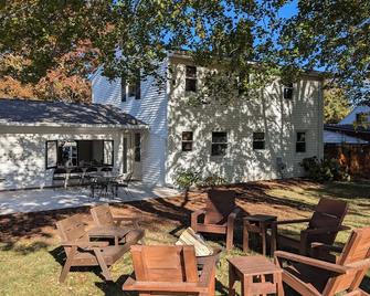 Park Place - Front Row to Lambeau Field! Sleeps 10 - Ashwaubenon - Patio