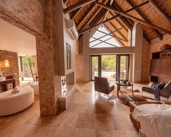 Kapama Southern Camp - Hoedspruit - Oturma odası