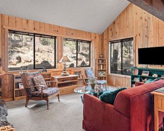 RR015 | Lovely Ranch cabin nestled in the woodsy Central Oregon landscape. - Black Butte Ranch - Living room