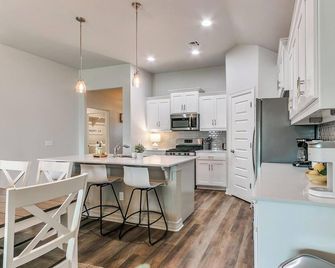 Spacious Furnished 4br Yukon Home Backyard - Yukon - Cucina