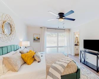 Mid-Century in Calhoun - Calhoun - Bedroom