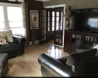 2 miles from Lambeau - great indoor and outdoor entertainment - Sleeps 8! - Green Bay - Living room