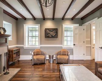 Expansive Modern Farm House on 8 park-like acres - Collegeville - Living room