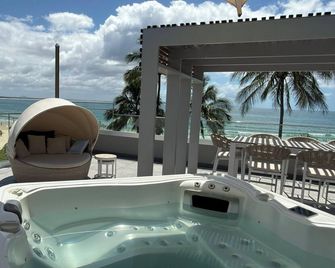 Netanya Noosa Beachfront Resort - Noosa Heads