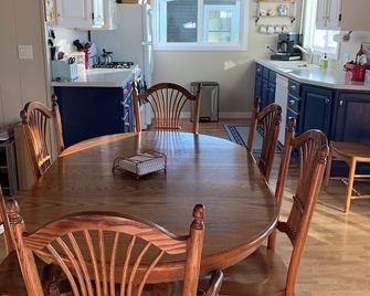 Water Front Family Cottage on the West Shore of the North Bay - Houghton Lake - Dining room
