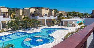 Las Palmas Beach Hotel - Coxen Hole - Piscina