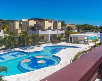 Las Palmas Beach Hotel - Coxen Hole - Zwembad