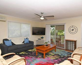Sandy Shores in Hervey Bay - Urangan - Living room