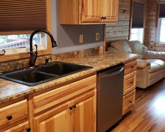 Cozy Cabin on Lake Victoria - Alexandria - Kitchen