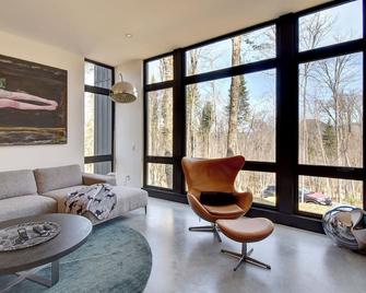 Contemporary in Nature Cabin w/ Spa, Sauna & EV Friendly - Lac-Supérieur - Living room