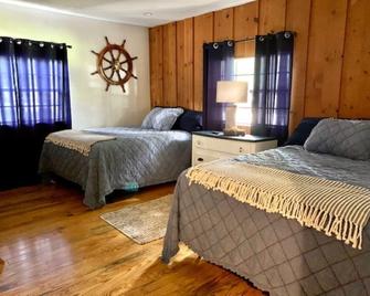 Rustic newly remodeled River House on working fish house property . Gulf access - Inglis - Habitación