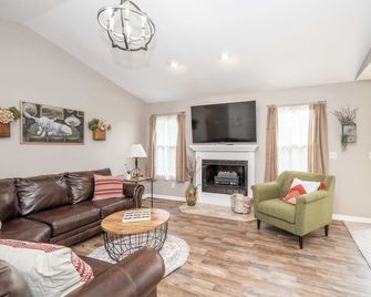 Main Street Cottage For 6 - Monroe - Living room