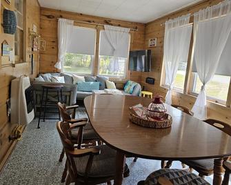 Enjoy the Fall Splendor Walk to Lighthouse + Beach from this Comfy Getaway - East Tawas - Comedor