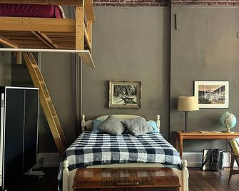 Loft Apartment Historic Downtown Main Street Sylva - Sylva - Schlafzimmer