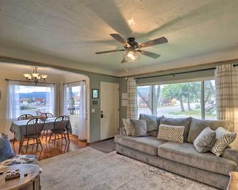 Comfy and Cozy Kalispell Home Walk to Downtown - Kalispell - Living room
