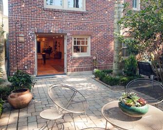 Spacious garden apartment near Tulane and many amazing restaurants and shops - New Orleans