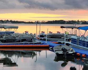 Free Pontoon Boat-Sandbanks Pass - Prince Edward - Extérieur