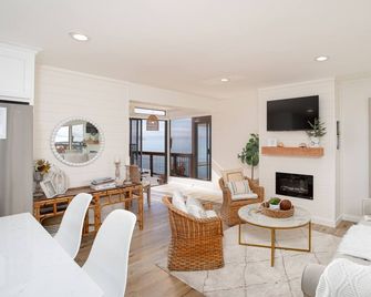 Gorgeous Oceanfront Condo - Cayucos - Living room